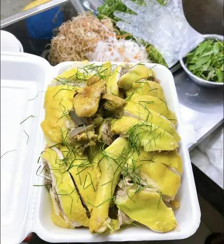 Hình ảnh Nữa con gà chặt lá chanh kèm gỏi, cháo ( hoặc cơm, bún,miến )