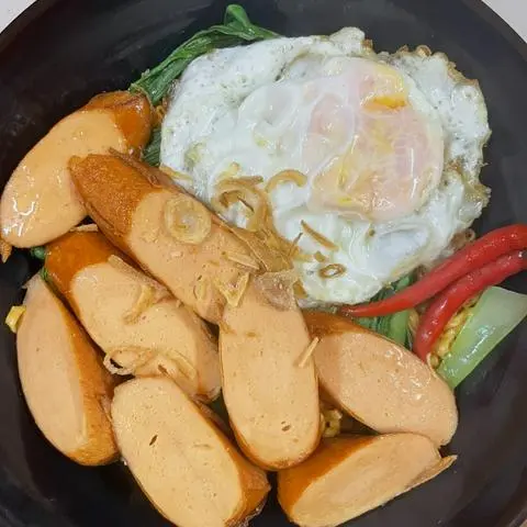 Hình ảnh xúc xích + trứng ốpla thêm