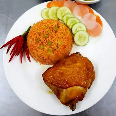 Hình ảnh Cơm gà xối mỡ - má đùi