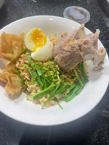 Hình ảnh Hủ tiếu dai - xương- trộn khô- trứng Hồng đào 