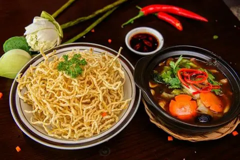 Hình ảnh Mì xào giòn chay