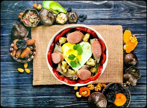 Hình ảnh mì trộn thịt bò tóp mỡ + xúc xích + trứng