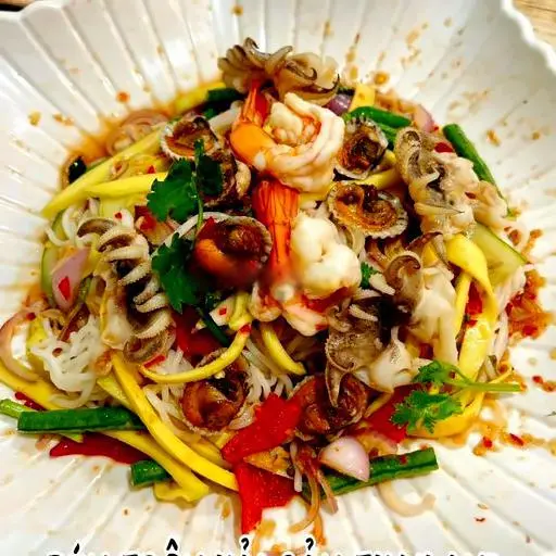 Hình ảnh Bún trộn hải sản thailand