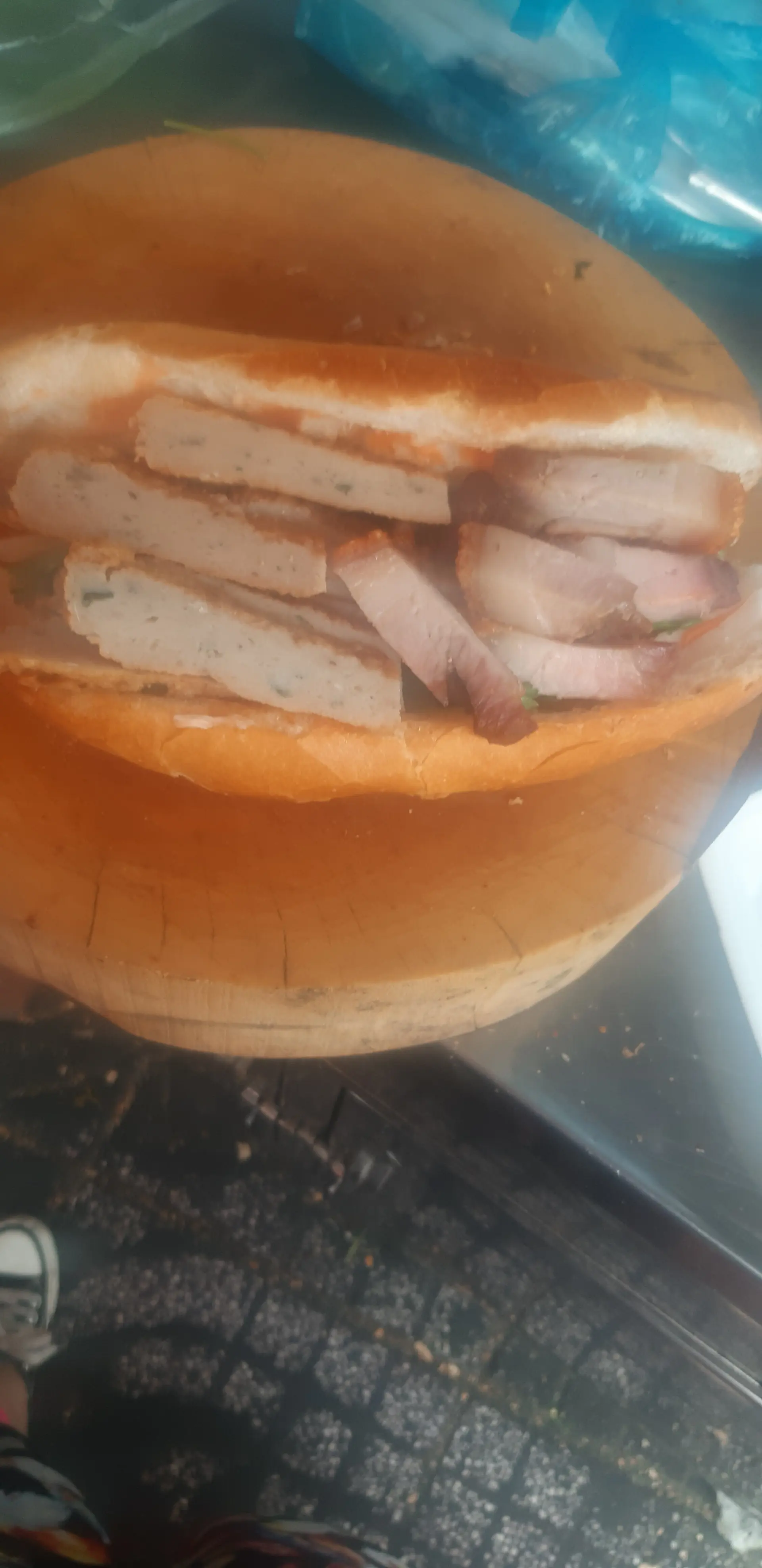Hình ảnh Bánh mì heo quay  chả cá