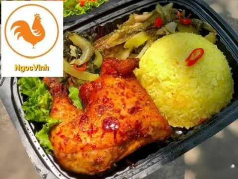 Hình ảnh Cơm Gà Xối Mỡ Đùi Góc Tư Sốt Cay size Lớn