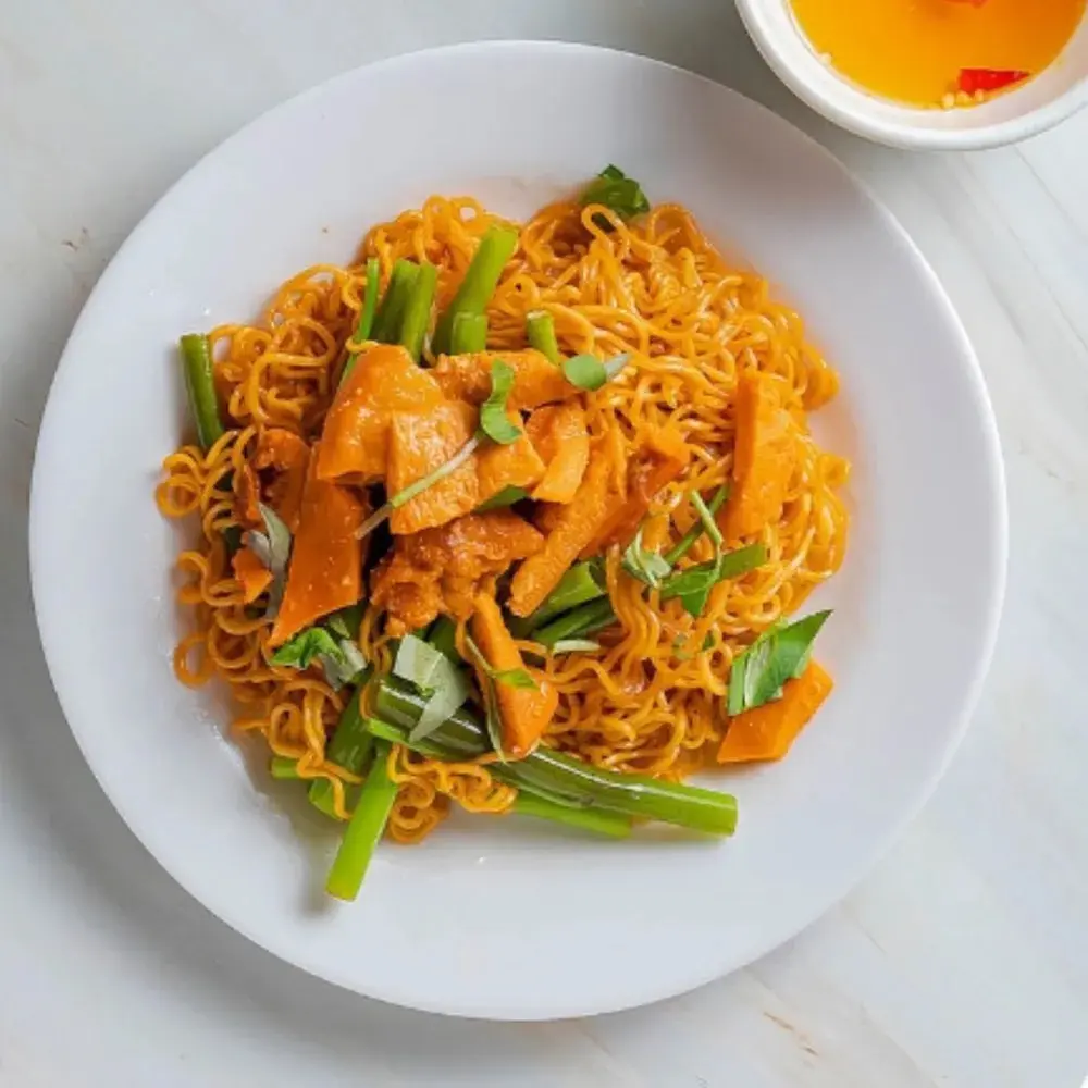 Hình ảnh Phá lấu xào rau muống và mì gói