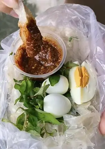 Hình ảnh Bánh tráng chấm sốt ớt / tắc