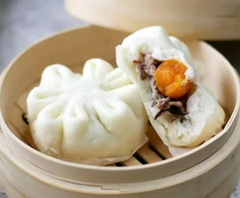 Hình ảnh Bánh bao trứng muối xá xíu