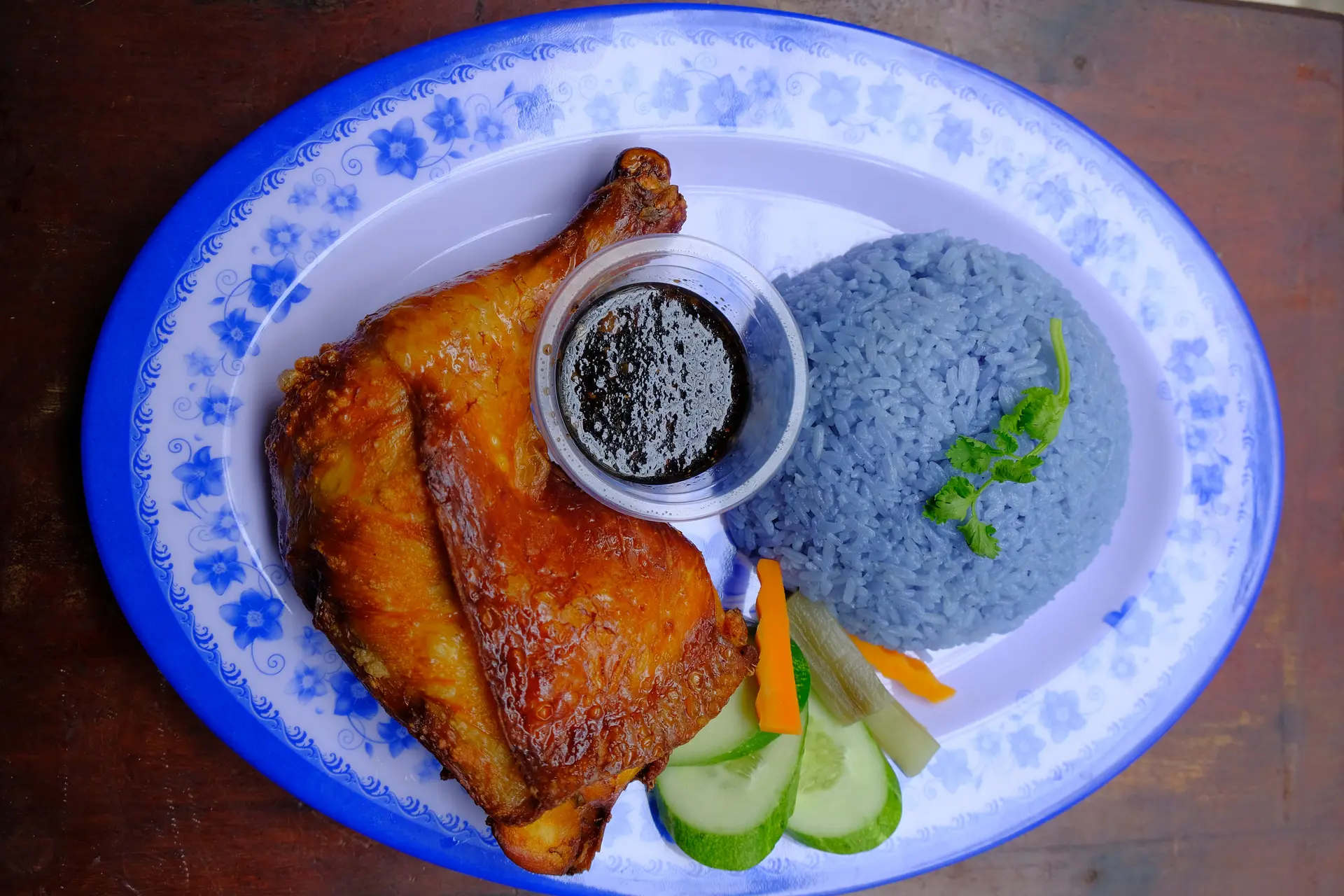 Hình ảnh Cơm gà quay hoa đậu biếc Sốt Ngũ Vị 