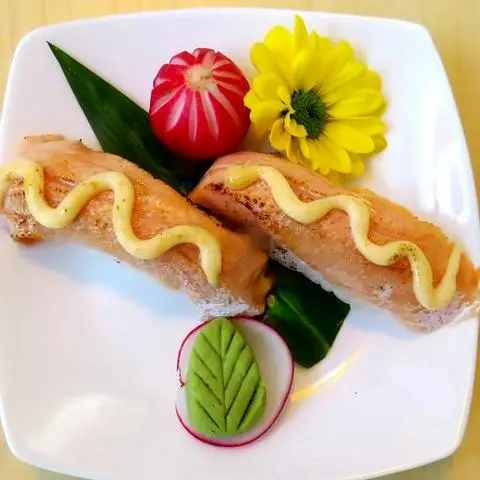 Hình ảnh SUSHI SALMON TATAKI NIGIRI - Cá hồi nướng tái