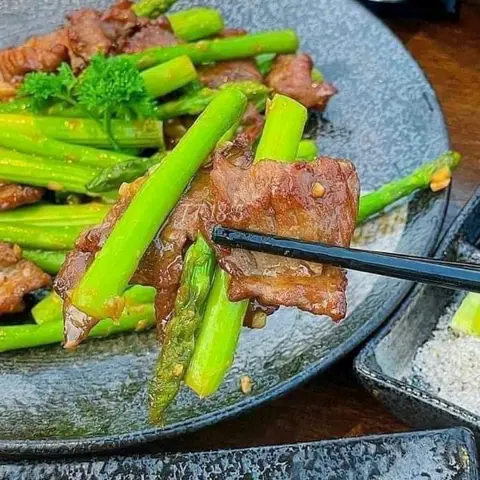 Hình ảnh Nai Xào Rau Muống