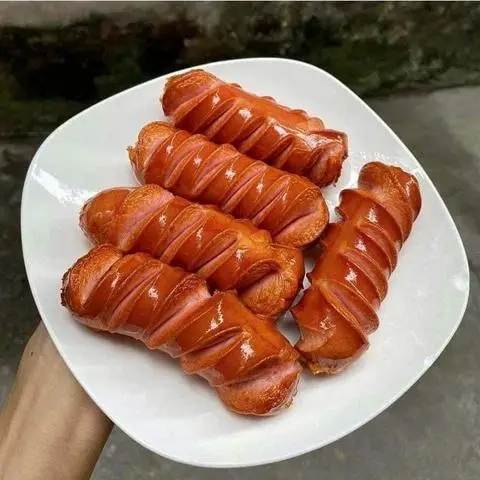 Hình ảnh XÚC XÍCH CHAY CHIÊN SẴN 5CÂY - ăn kèm tương ớt