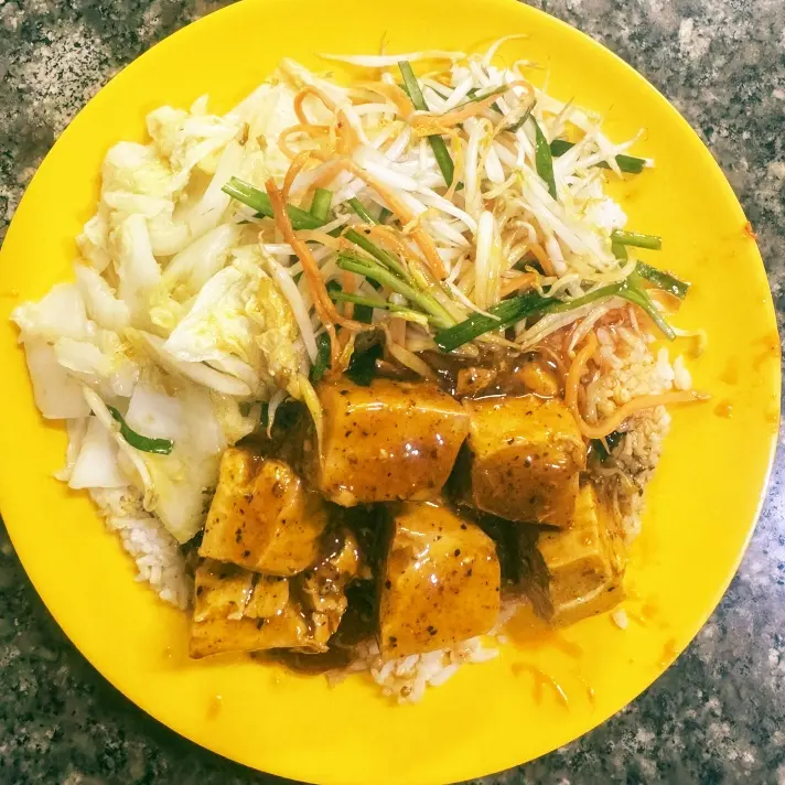 Hình ảnh Cơm rau xào đậu hũ sốt cà