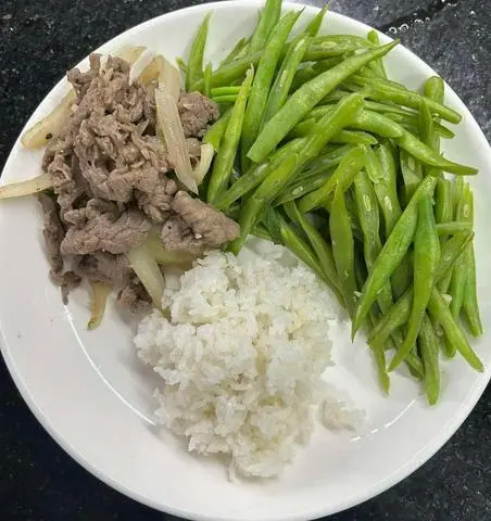 Hình ảnh Bò xào - đậu que luộc - cơm trắng