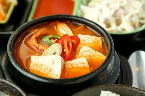 Hình ảnh Soup kim chi hải sản + cơm 해물 김치국 + 밥