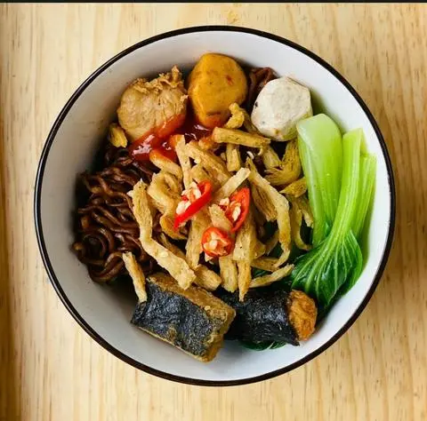 Hình ảnh Vegan black bean sauce noodles - mỳ trộn tương đen thuần chay