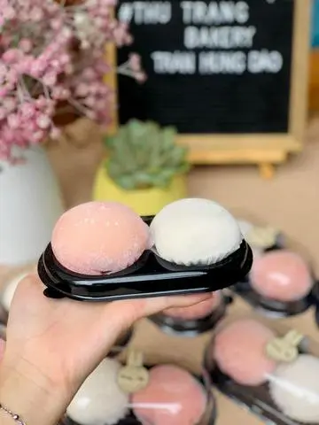 Hình ảnh Mochi dẻo ( nhân trân châu đường đen + kem dâu ) 