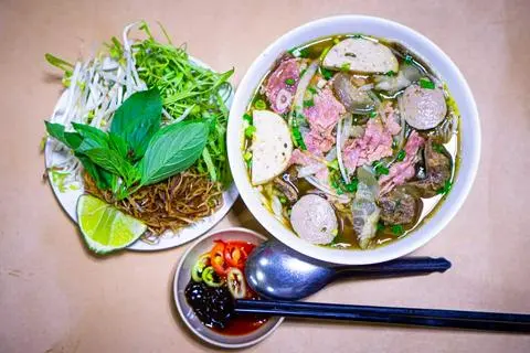 Hình ảnh Bún bò tái chả