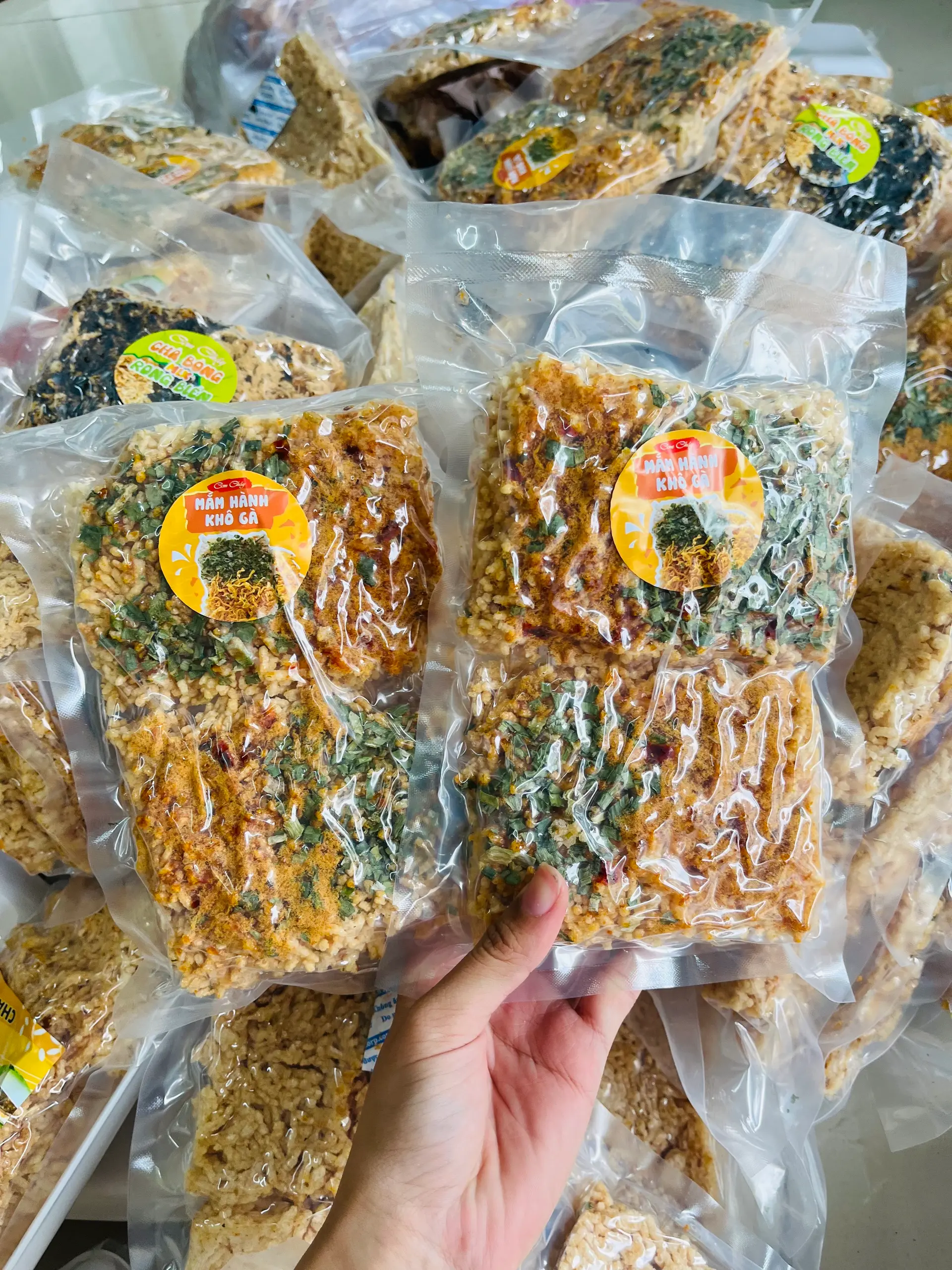 Hình ảnh Cơm cháy khô gà hành lá
