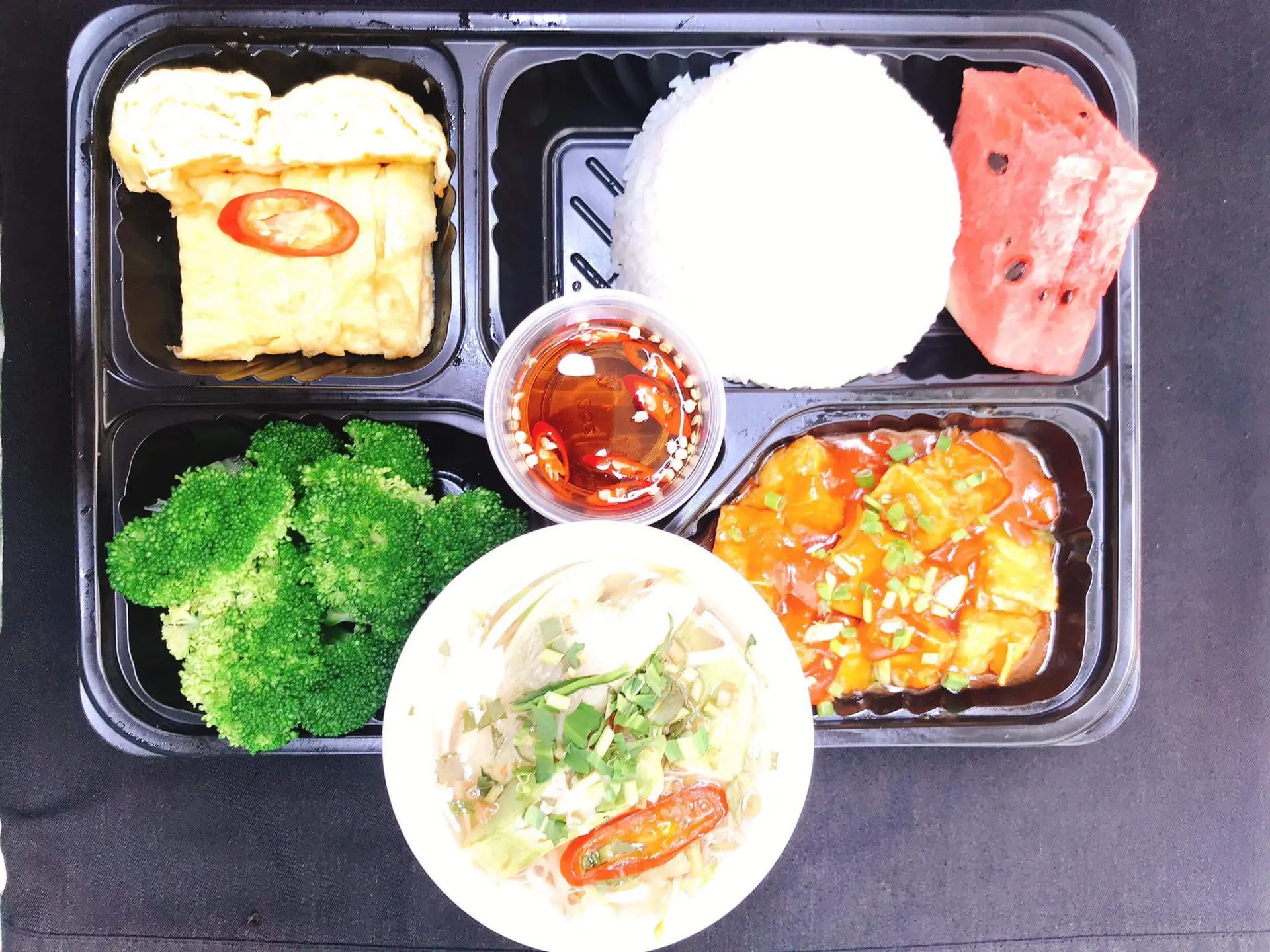 Hình ảnh Combo 11 : Combo cơm đậu hũ sốt cà + trứng cuộn (kèm canh, rau, trái cây tráng miệng)
