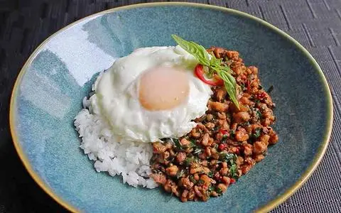 Hình ảnh Cơm Thịt Gà Xào Lá Húng Quế Trứng Ốp La