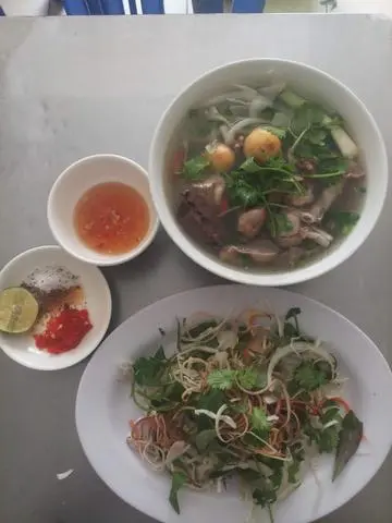 Hình ảnh Cháo lòng gà trứng non - gỏi rau