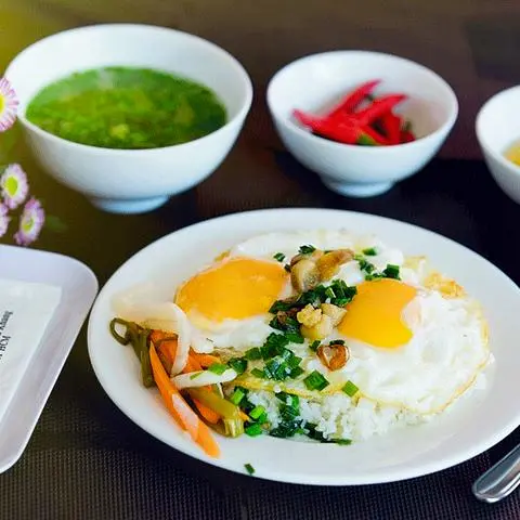 Hình ảnh CƠM TẤM + 2 TRỨNG ỐP LA