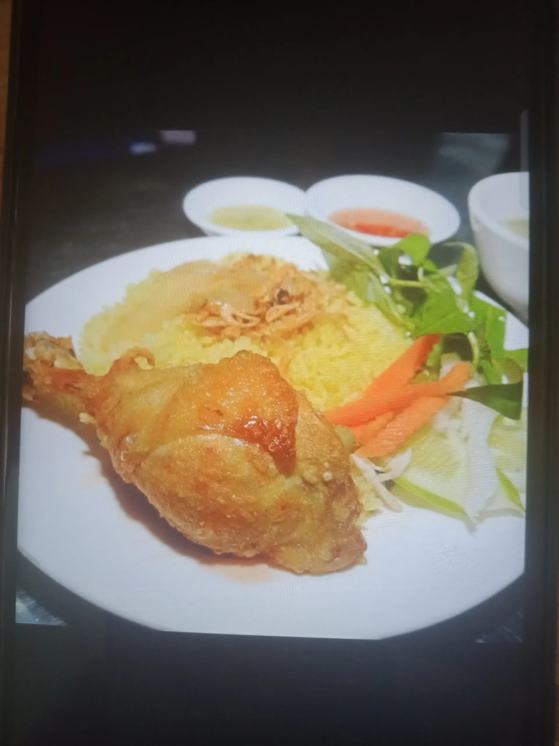 Hình ảnh cơm gà chiên mắm xé ra