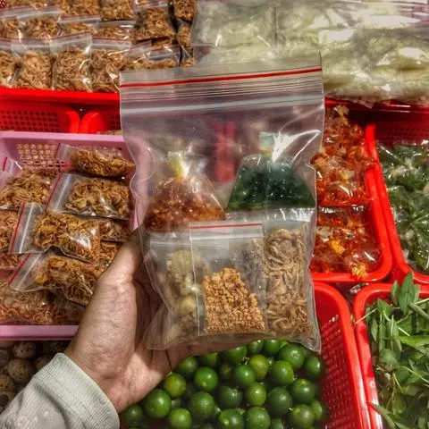 Hình ảnh bánh tráng dẻo phơi sương mỡ hanh ,trứng cut, tỏi giòn (tự trộn)