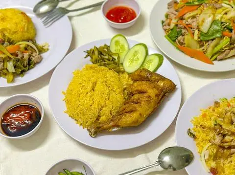 Hình ảnh Cơm gà xối mỡ