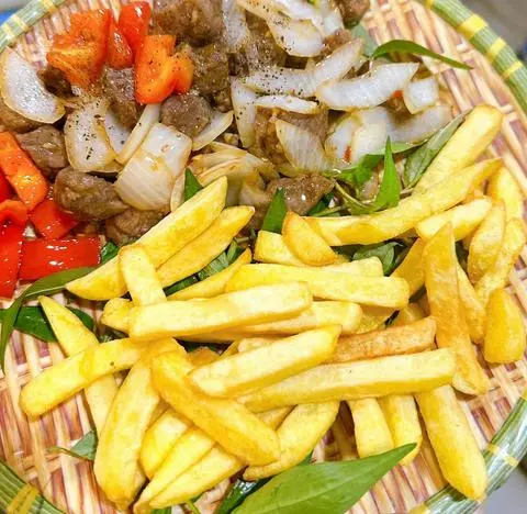 Hình ảnh Bò lúc lắc khoai tây chiên
