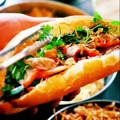 Hình ảnh Bánh mì chả trứng