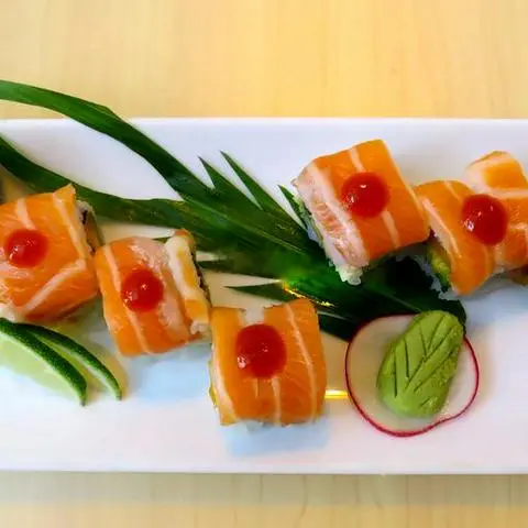 Hình ảnh SUSHI RI - Samon, Avocado, Mango - Cá hồi, bơ, xoài, bột tem, sốt cay