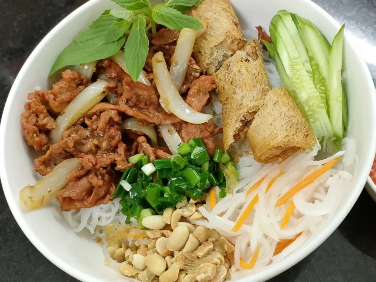 Hình ảnh BÚN THỊT BÒ XÀO CHẢ GIÒ 