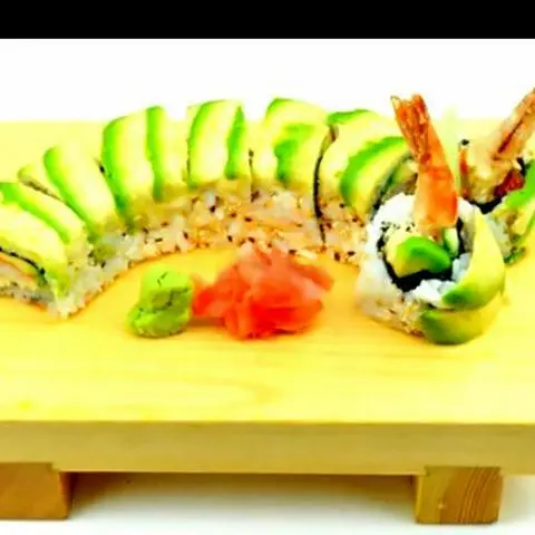 Hình ảnh SUSHI DRAGON - Cuộn Rồng Xanh - Tôm chiên tem, bơ, mè rang