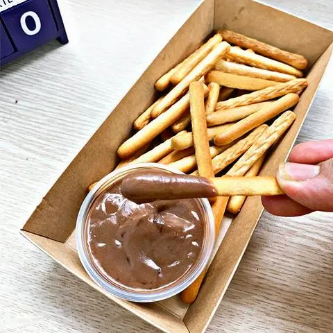 Hình ảnh Bánh que bơ chấm sốt socola