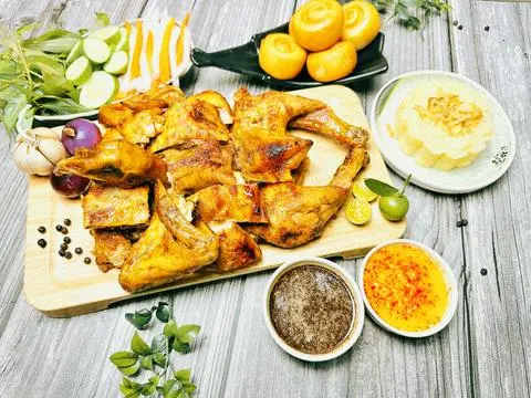 Hình ảnh Combo Gà quay nguyên con + hộp chân gà Sả tắc kèm Quà tuỳ chọn