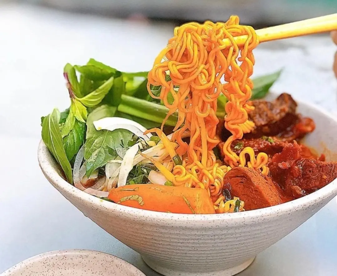 Hình ảnh bò kho mì tôm - tặng ly coca