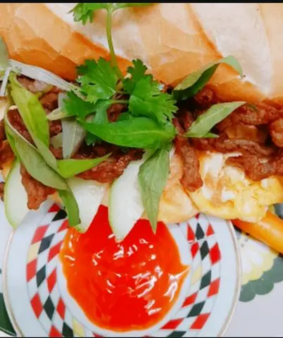 Hình ảnh bánh mì chả trứng nóng 