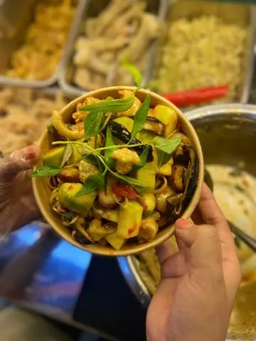 Hình ảnh chân gà fulltopping sốt Thái size lớn