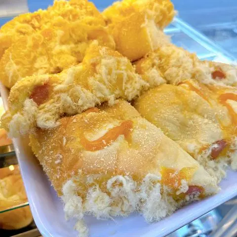 Hình ảnh BÁNH MÌ XÚC XÍCH CHÀ BÔNG SỐT TRỨNG MUỐI 