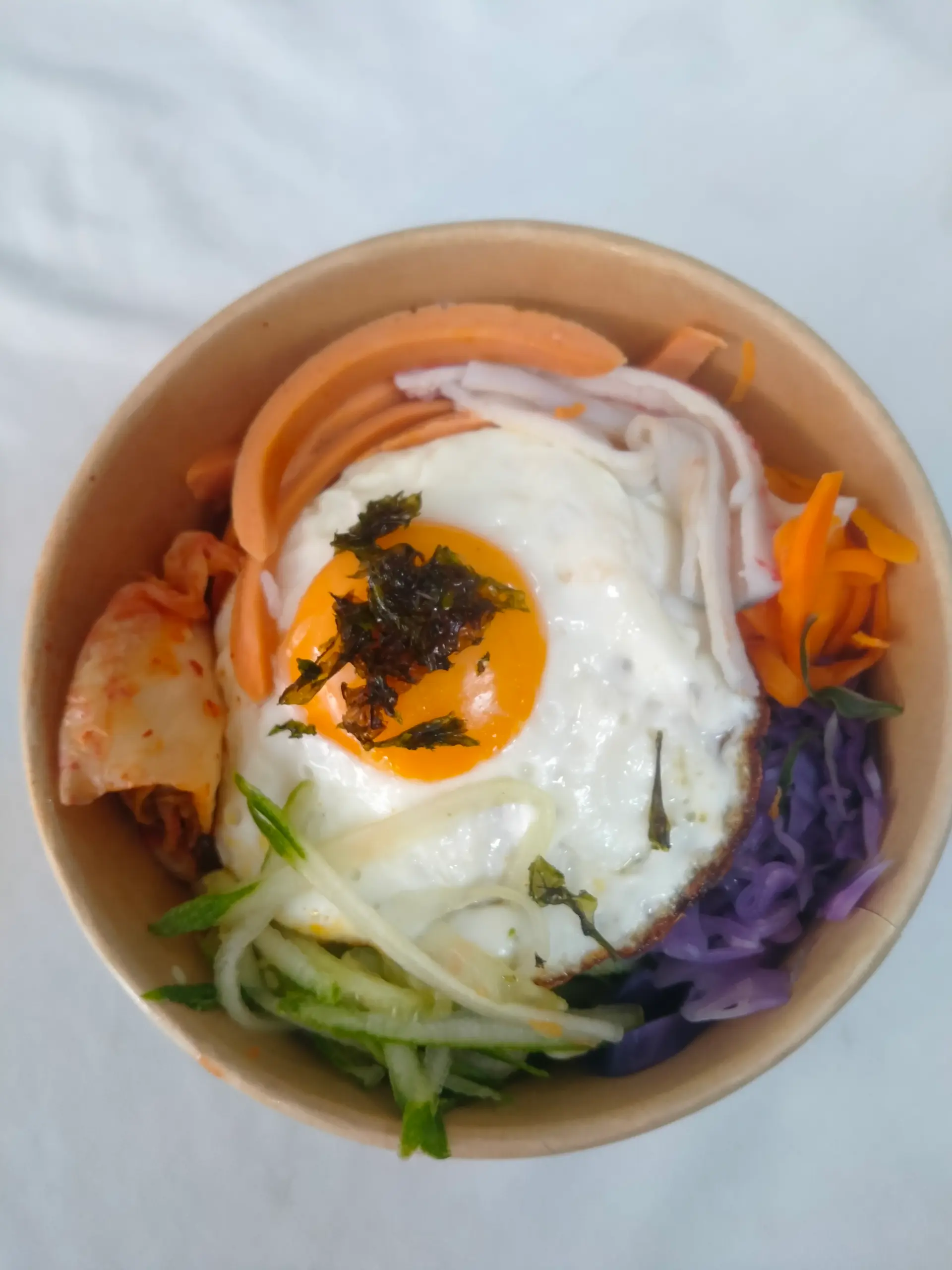 Hình ảnh Mì trộn xúc xích trứng 