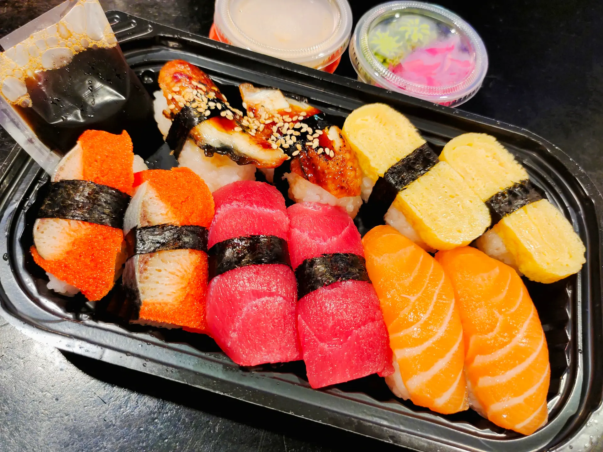 Hình ảnh Sushi Nigiri Mix, 2v Trích, 2v Ngừ, 2v Hồi, 2v Lươn nướng, 2v Trứng 