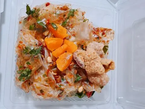 Hình ảnh Bánh Tráng Trộn Phơi Sương Trứng Muối Da heo