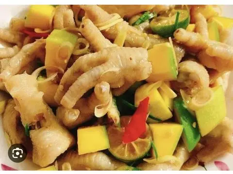 Hình ảnh Chân gà trộn cốc xoài