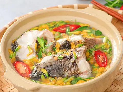 Hình ảnh Đầu cá lóc nấu bông điên điển