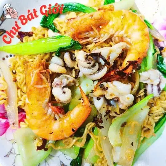 Hình ảnh Mì trộn hải sản rau củ