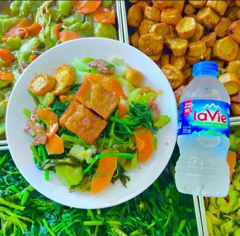 Hình ảnh cơm heo quay+ nước khoáng 