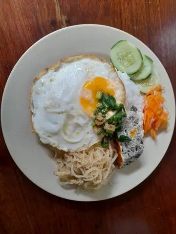 Hình ảnh Cơm chả,bì thịt,trứng opla