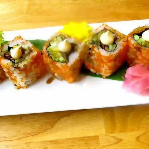 Hình ảnh SUSHI SALMON SKIN - Da cá hồi chiên giòn, dưa leo, xà lách, trứng cá chuồn